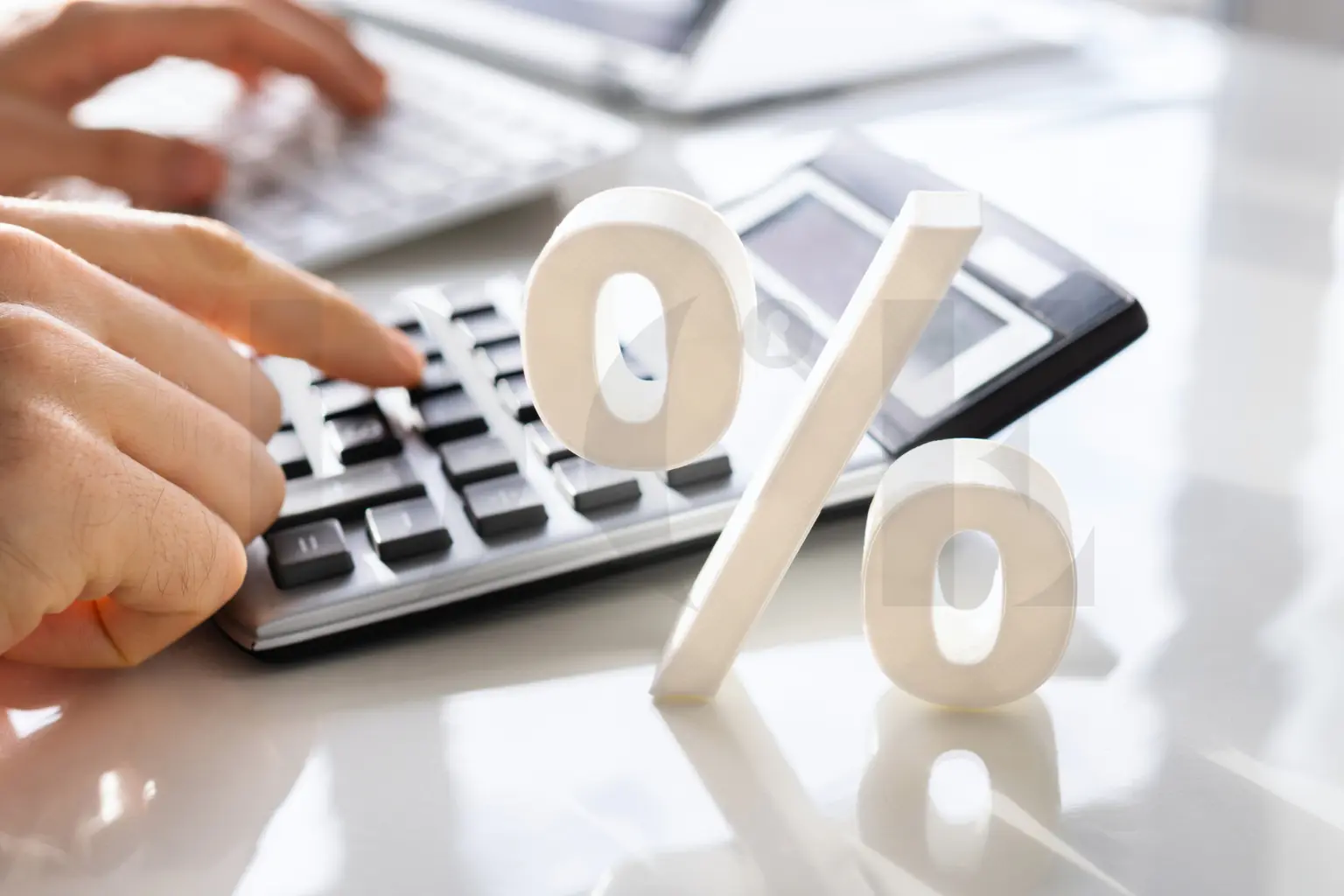 Bild mit Taschenrechner und ProzentzeicGünstiger Immobilienmakler