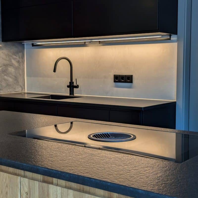 Bild einer beleuchteten Küche einer Immobilie, die durch DCE Immobilienmakler verkauft wurde.